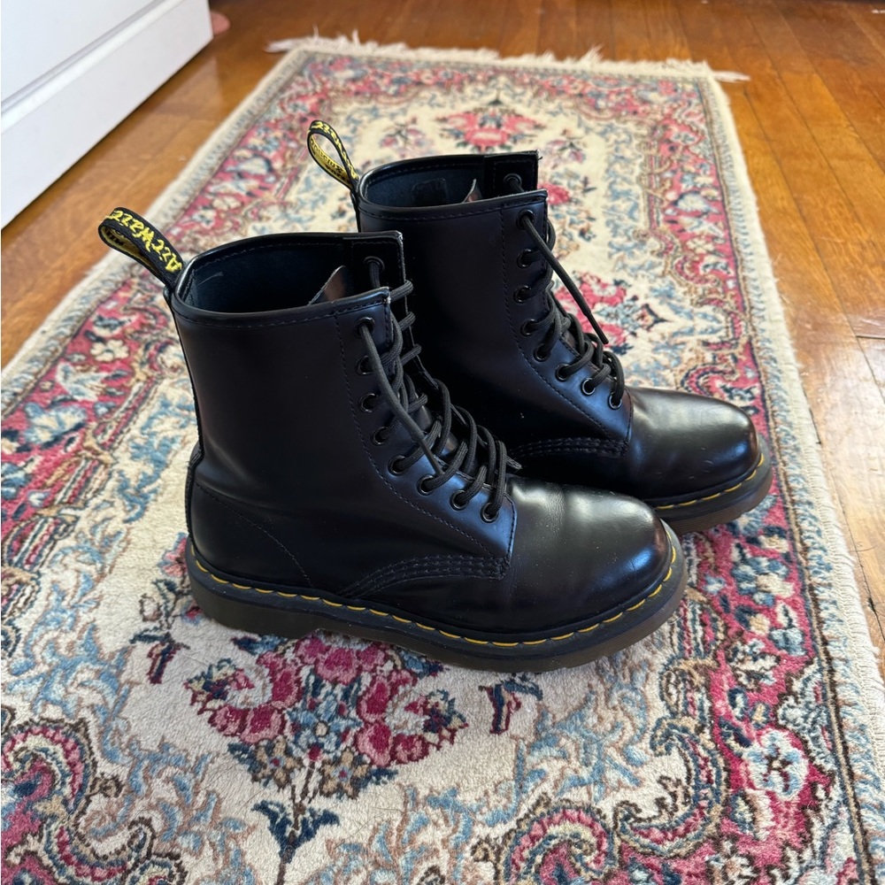 Dr. Martens 1460 WOMEN'S SMOOTH LEATHER LACE UP BOOTS